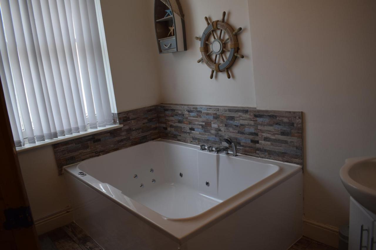 The Buxton Retreat A Luxurious 3-Storey Townhouse With Four Poster Bed And Double Jacuzzi Bath" ภายนอก รูปภาพ