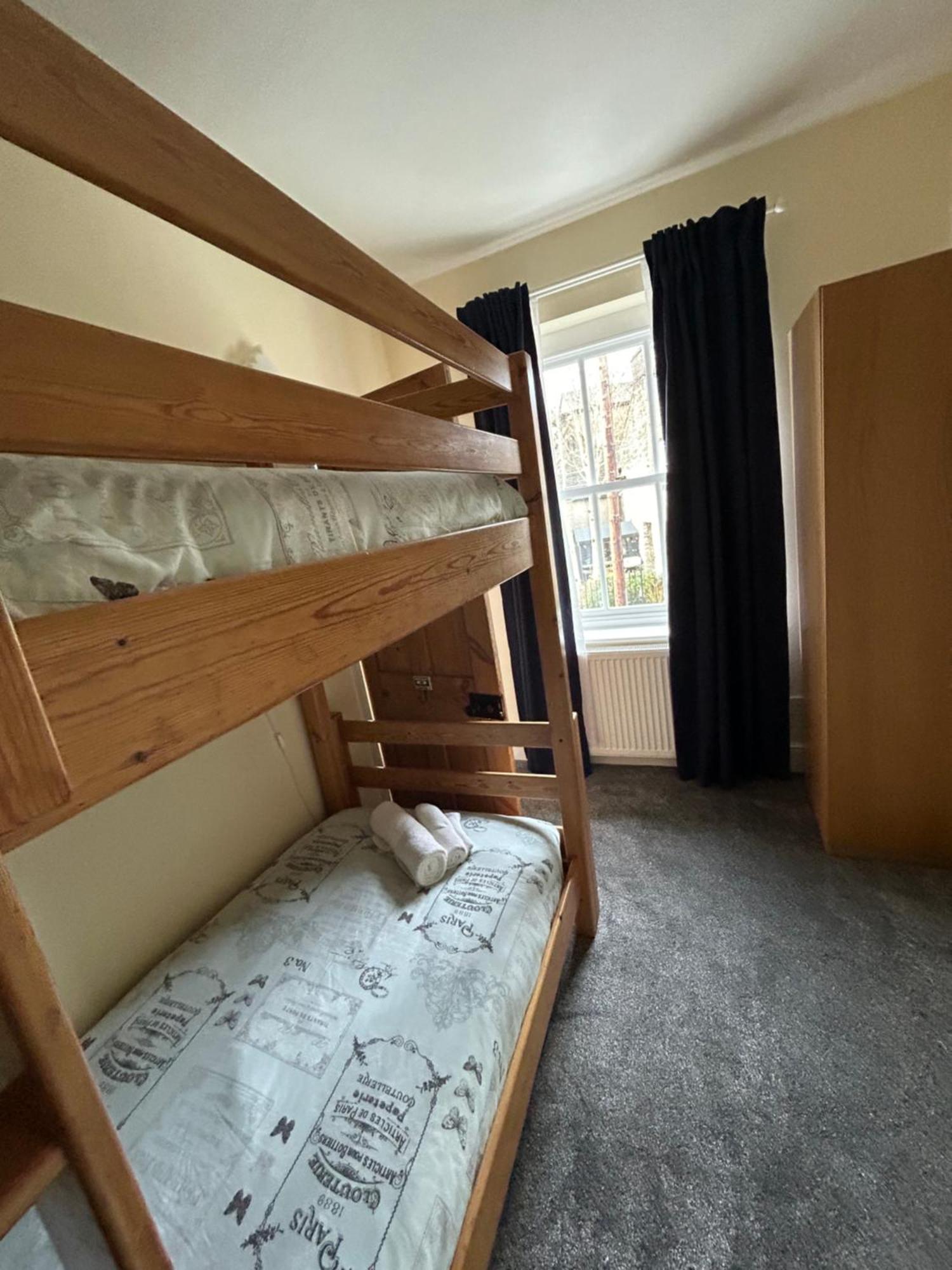 The Buxton Retreat A Luxurious 3-Storey Townhouse With Four Poster Bed And Double Jacuzzi Bath" ภายนอก รูปภาพ