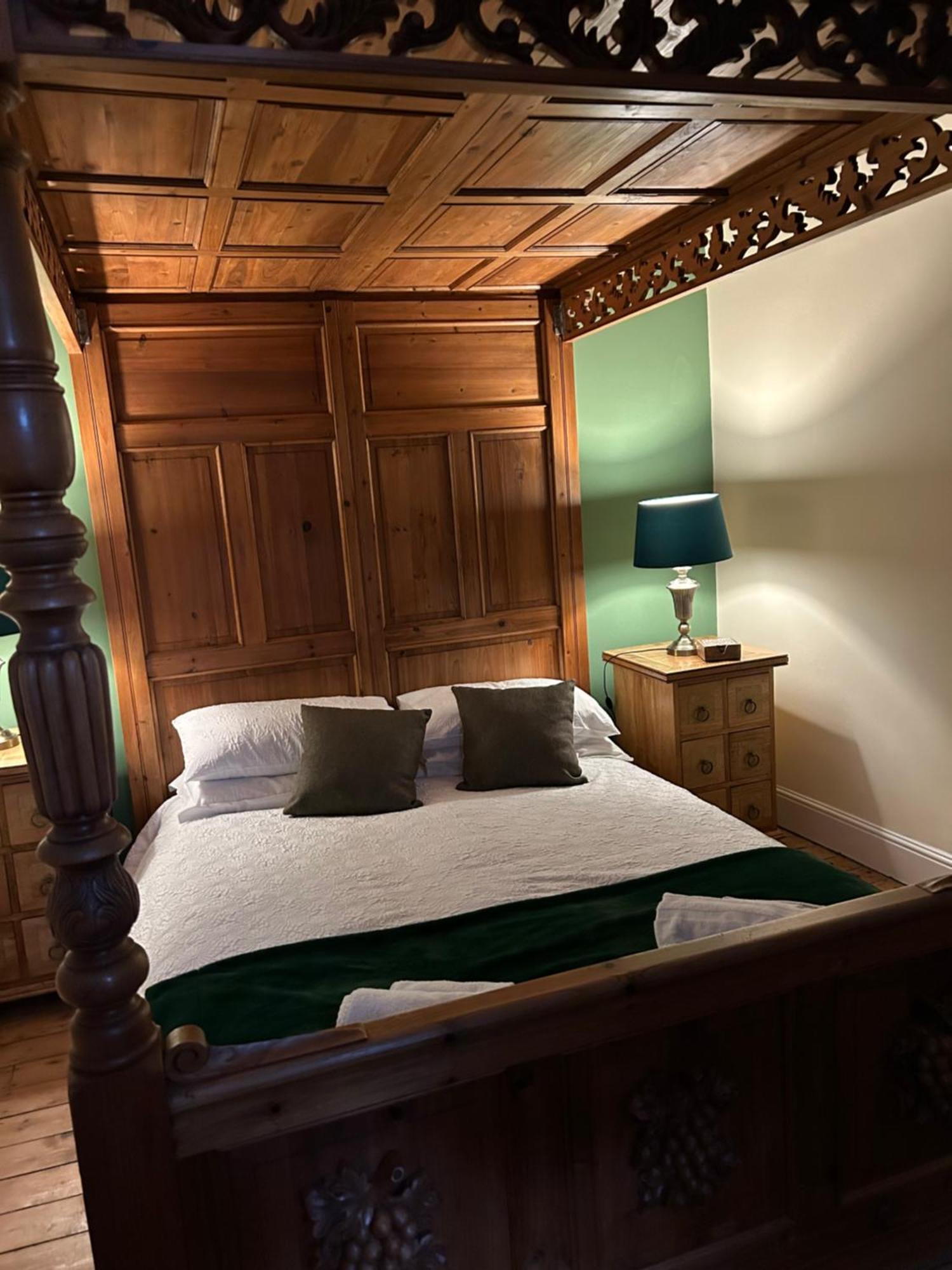 The Buxton Retreat A Luxurious 3-Storey Townhouse With Four Poster Bed And Double Jacuzzi Bath" ภายนอก รูปภาพ