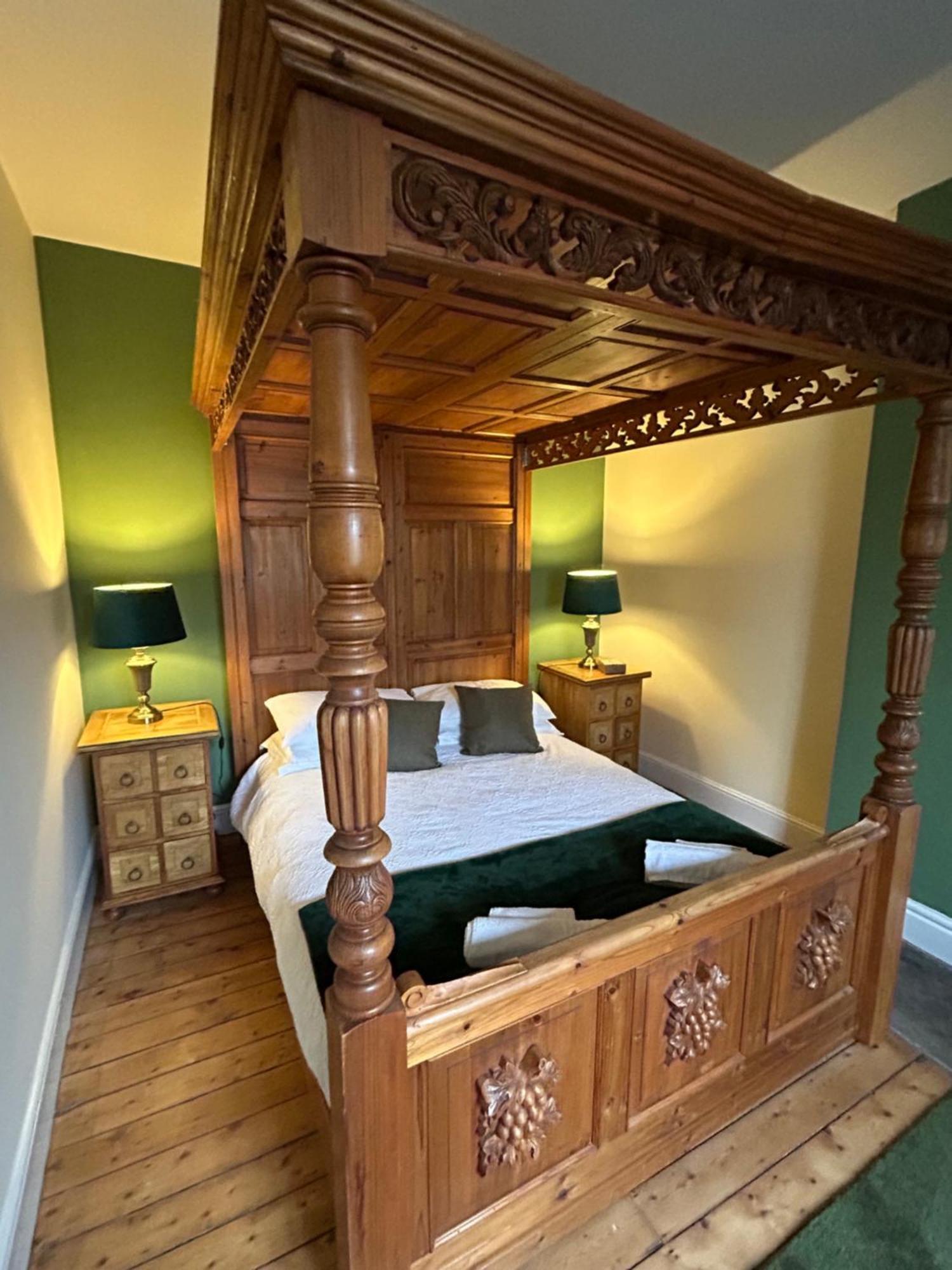 The Buxton Retreat A Luxurious 3-Storey Townhouse With Four Poster Bed And Double Jacuzzi Bath" ภายนอก รูปภาพ