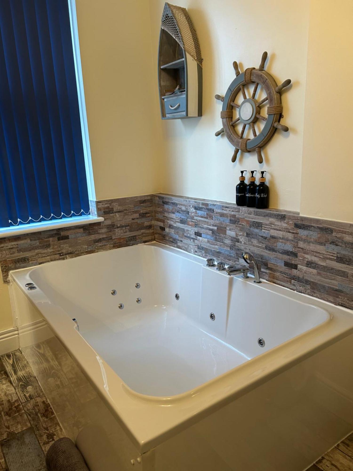 The Buxton Retreat A Luxurious 3-Storey Townhouse With Four Poster Bed And Double Jacuzzi Bath" ภายนอก รูปภาพ